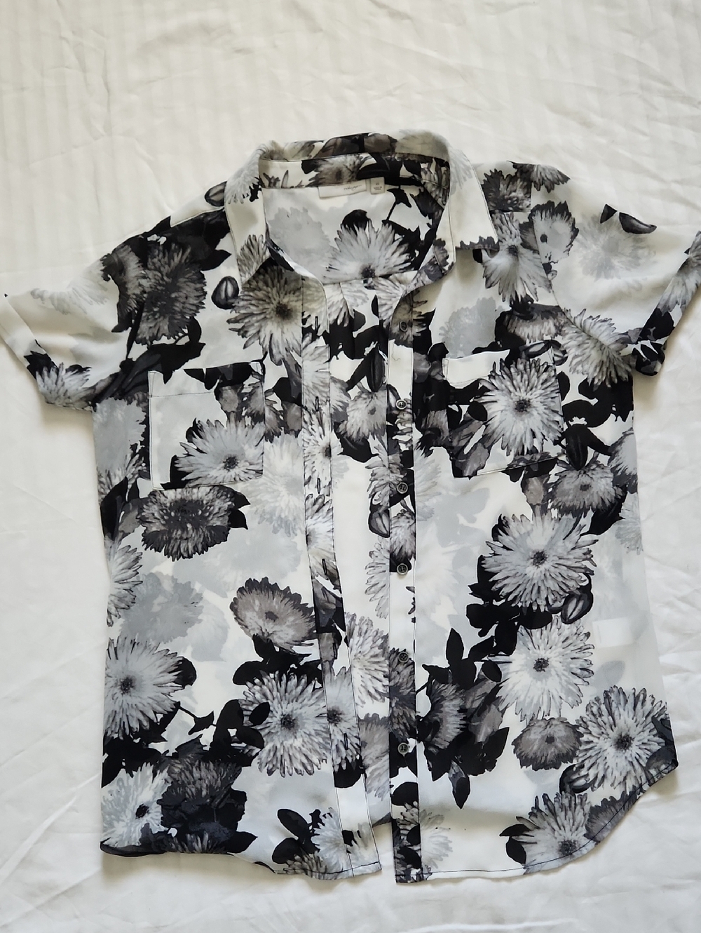Halogen Black and White Floral Short Sleeve Button-Up Blouse